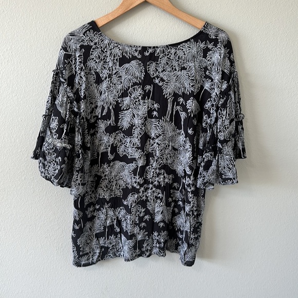 a.n.a. Black & White Flowy Short Sleeve Leaf Patterned Blouse Large - Picture 9 of 9